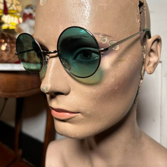 Striking emerald green circle lense - Picture 3 of 3